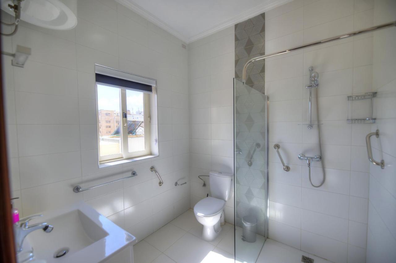 Beautifully Furnished Seafront 4 Bedrooms Goslm-4 Sliema Exteriér fotografie